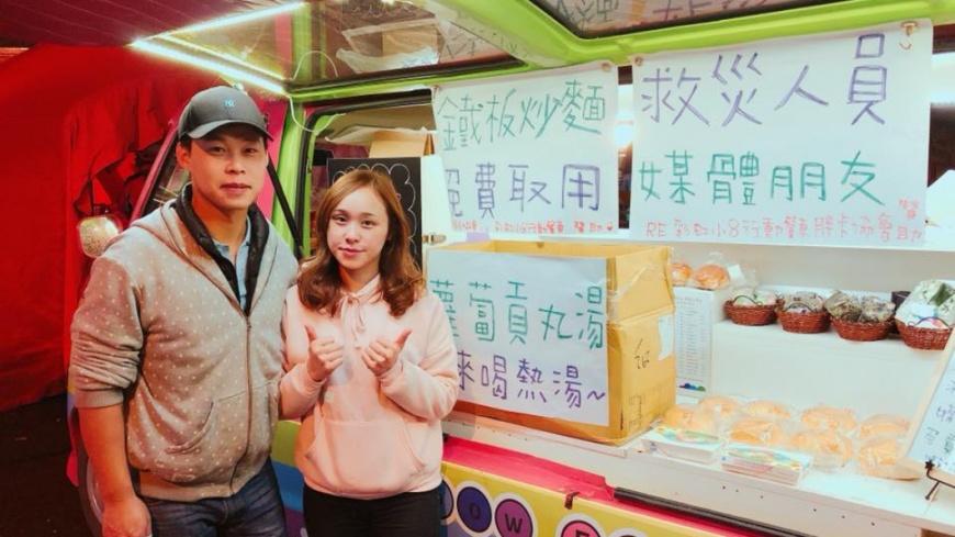 謝謝你們!宜蘭小情侶24hr送暖 救災人員超感動