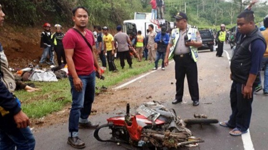 印尼遊覽車撞機車翻滾多次　至少27死16傷