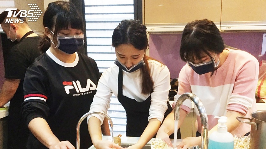 城市科大寒冬送暖 為病童家屬做健康料理