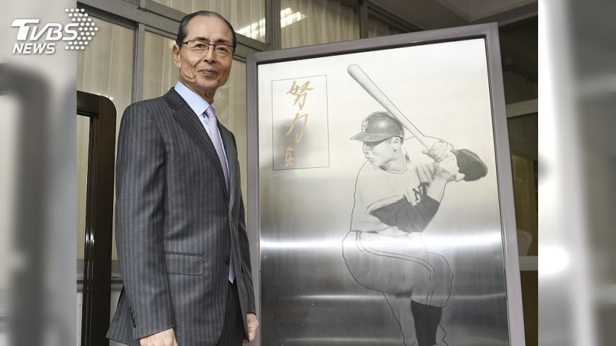 王貞治高齡77歲 職棒OB戰秀「金雞獨立」