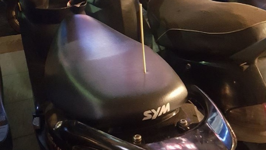 好沒品！吃完竹籤隨手插　多輛機車坐墊遭殃