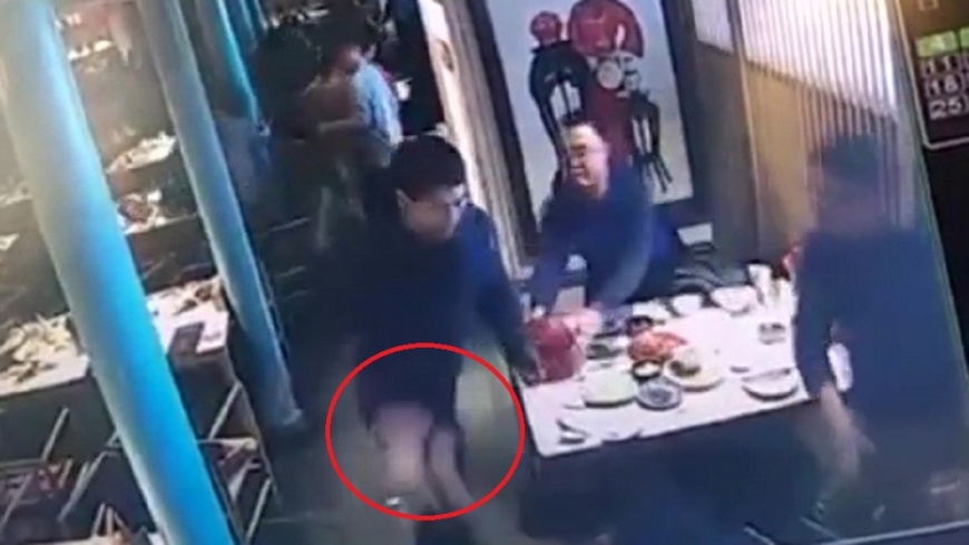 男子突然持刀朝用餐民眾砍殺!翻攝/微博影片