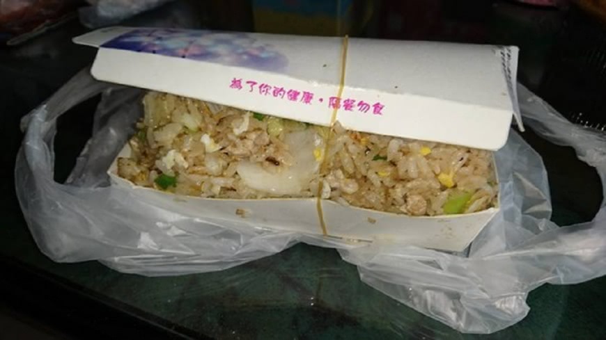 佛心夫婦賣50元炒飯「撐爆便當盒」 網讚:這樣賺啥?