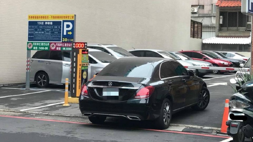 賓士停在出入口通知移車 三寶車主:你要停車喔?