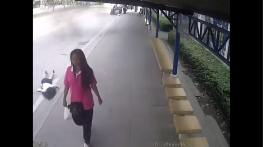 公車起步才下車 短裙女踩空「臉部吻地」摔個狗吃屎