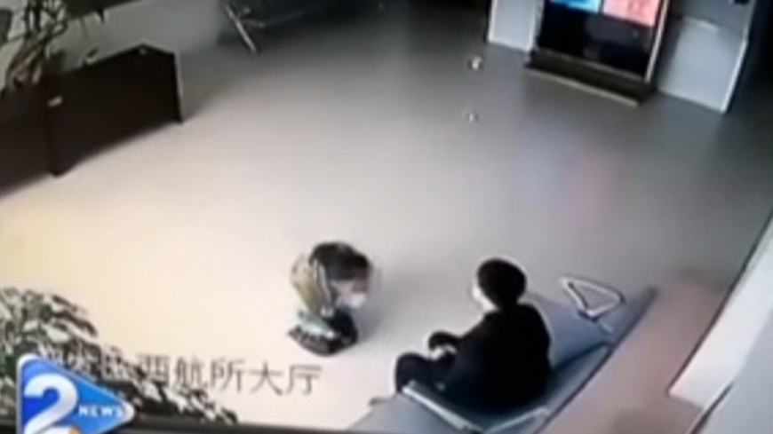 不堪長期遭15歲兒毆打 母下跪淚喊「求你放過我」