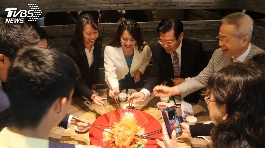 星國獨特年節文化 「撈魚生」盼風生水起