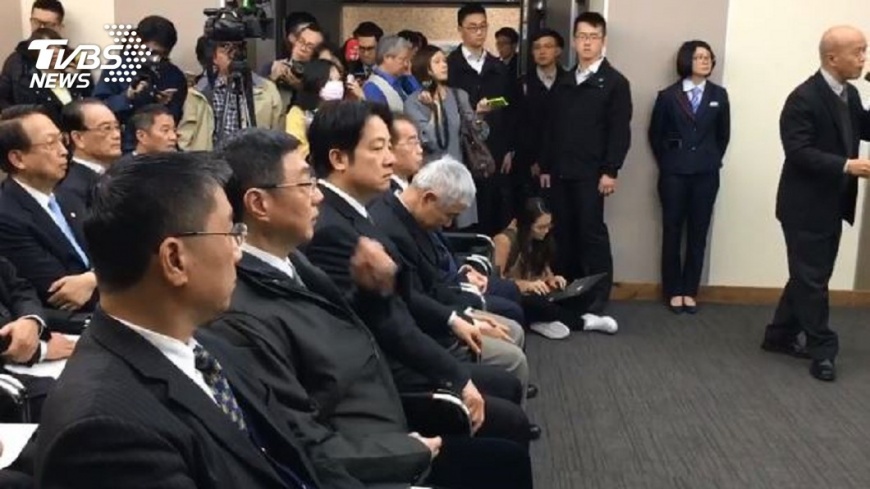 視察春運累累?賀陳旦聽簡報低頭睡 旁邊賴神臉臭臭