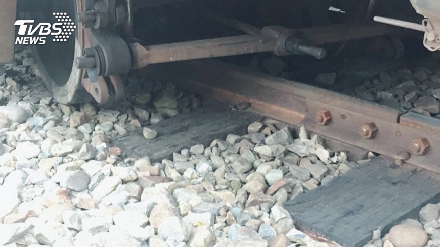 阿里山小火車出軌無人傷 87人接駁下山