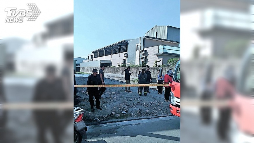 高雄鳥松路面噴泥漿 警消警戒