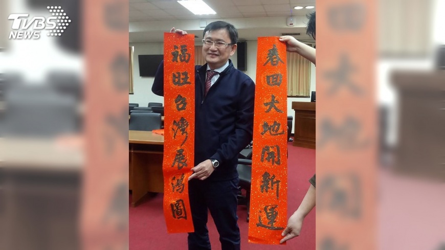 黃國書小學寫春聯賺錢 喜購全皮棒球手套
