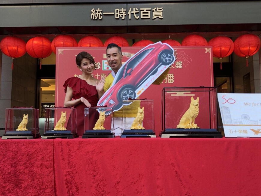 瑤瑤、張兆志與獎項合影。