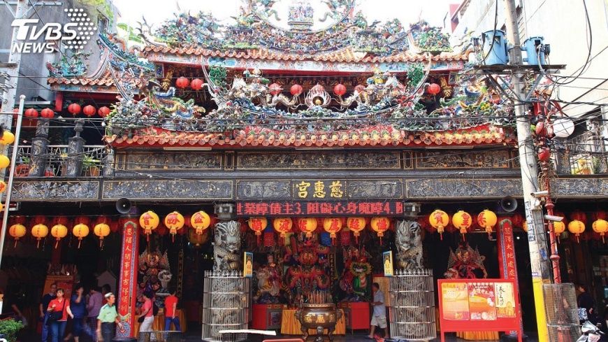 拜廟走春 板橋慈惠宮拜媽祖拿發財金