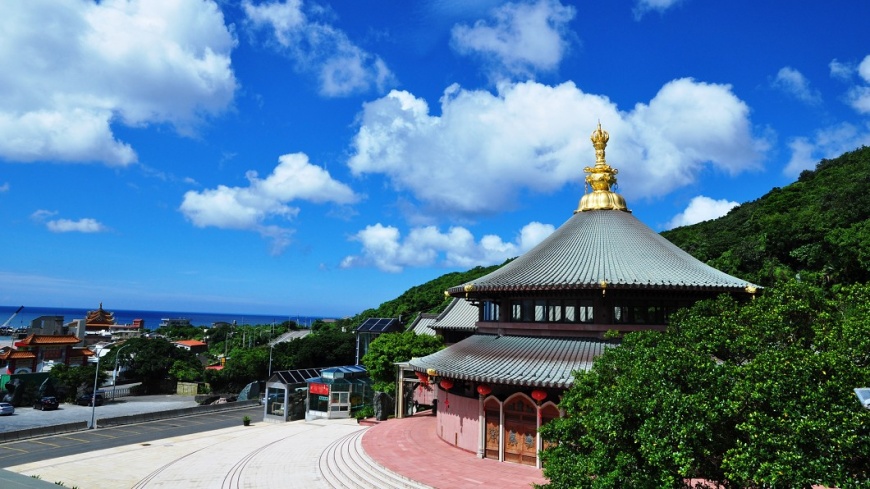 春遊靈鷲山拜觀音 綁佛珠結好緣