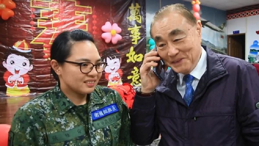 除夕留守衛家園！馮世寬陪吃年夜飯　致電女兵父：對不起