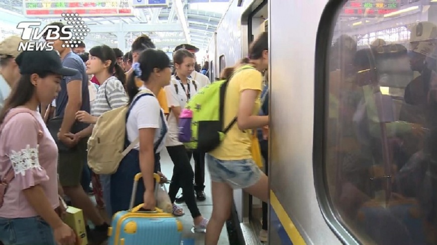 扯!他幫搶返鄉車票 竟遭友人「三字經問候」
