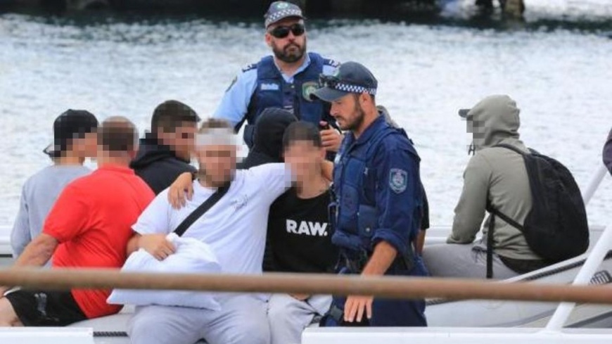 鬧事的家族成員最後被警察帶下船