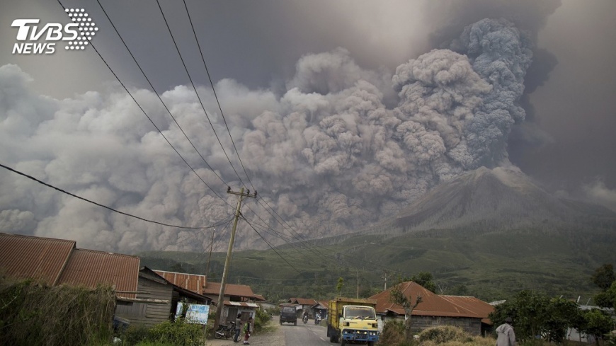 印尼火山噴發火山灰衝5公里高 未傳傷亡