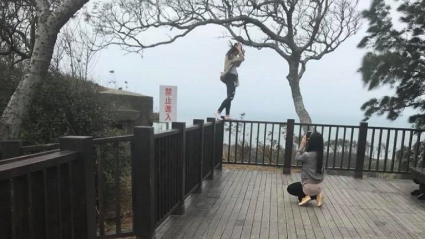 拍美照搏命演出 網批:掉下去變亡美