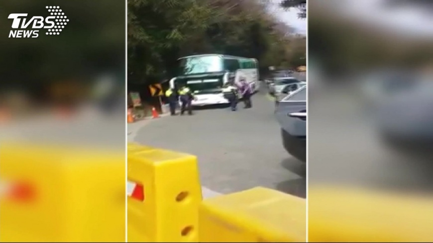 遊覽車清境違規臨停 警取締遭司機咆哮