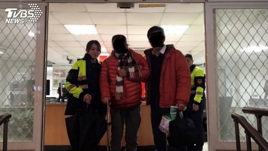 雨中溫馨時刻 北市警助迷途失智翁返家