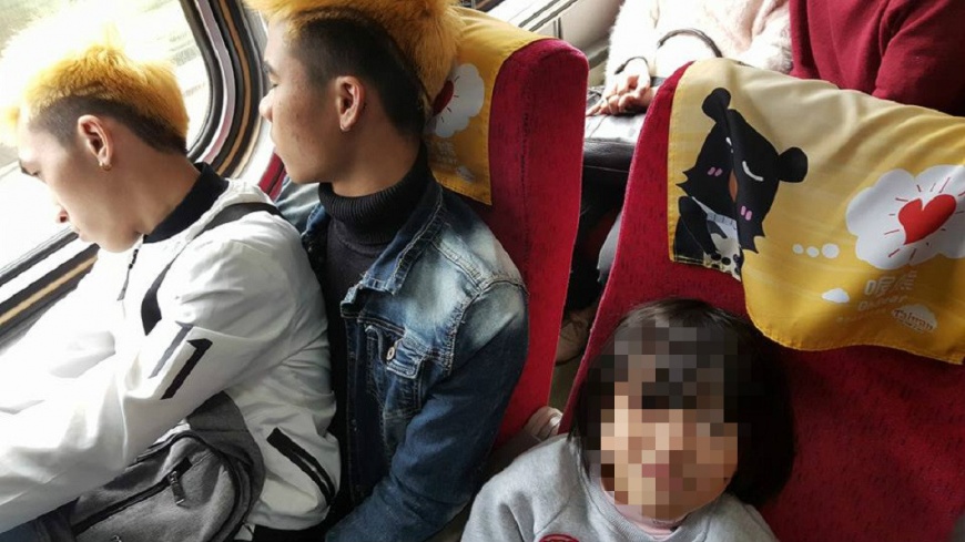暖暖的!開工日火車人擠人 2移工交疊讓坐給小孩