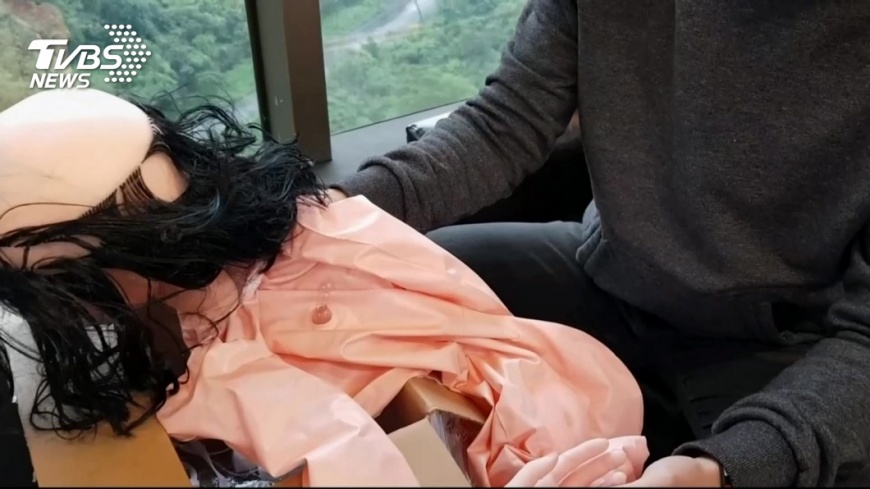 傻眼!網購美女充氣娃 卻寄地中海禿阿伯