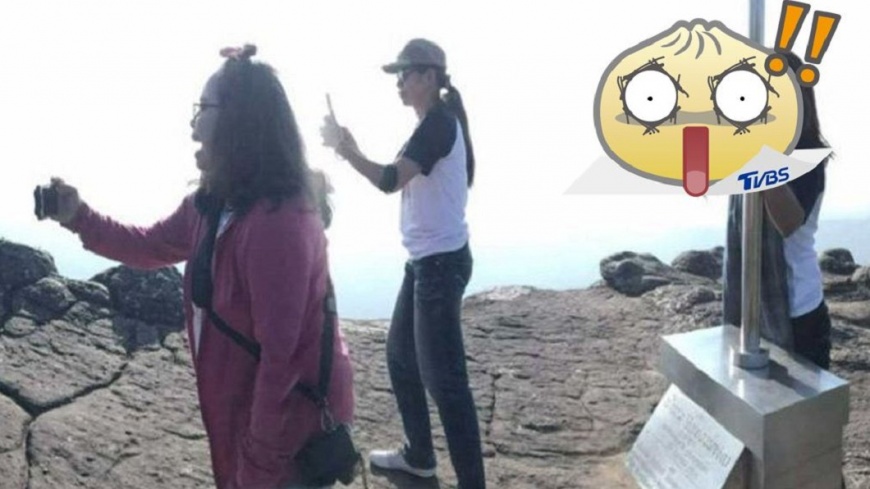 嚇!泰國女懸崖邊留影 照片驚見詭異「老人臉」