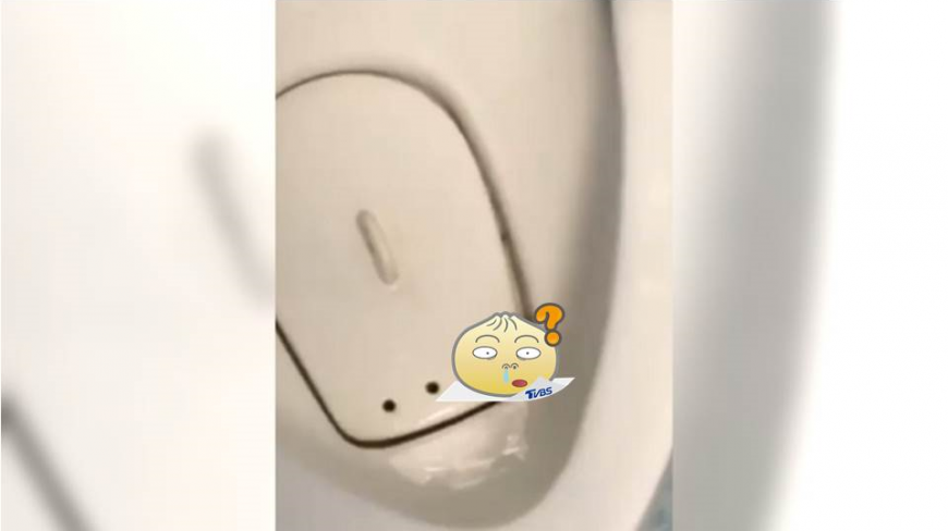 上廁所噴裝備？　小便斗驚見「藍葫辣」