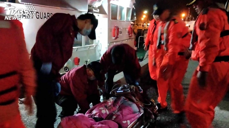 澎湖七美婦人病急 海巡漏夜頂風浪救援