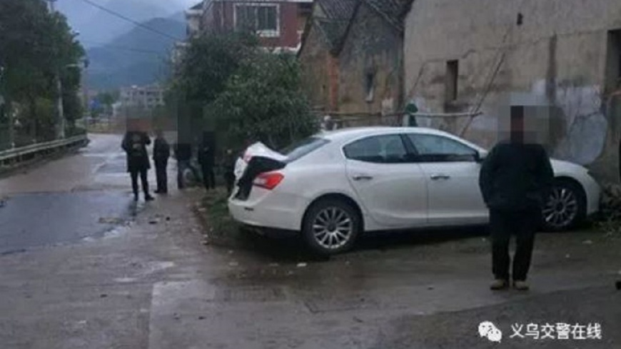駕「海神」拜年被撞爛!車主爽笑:還好沒開4千萬幻影