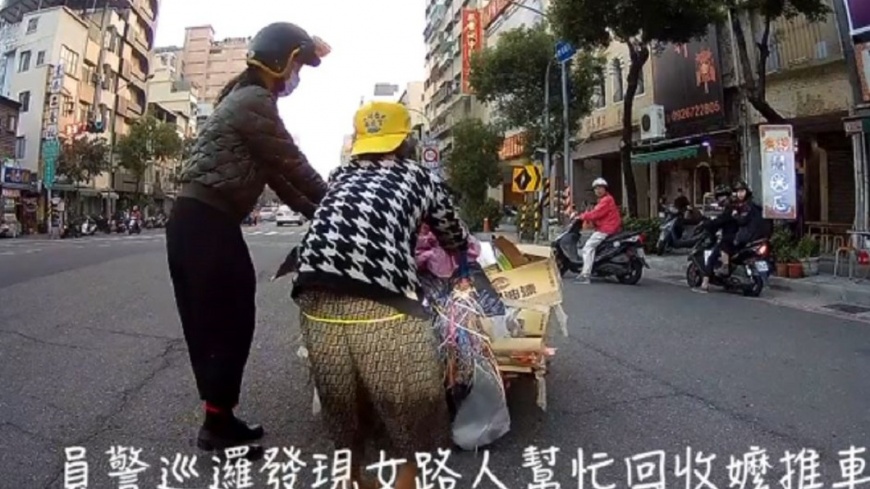 蹣跚推著回收車...貼心嬤拒正妹幫忙 背後真相催淚