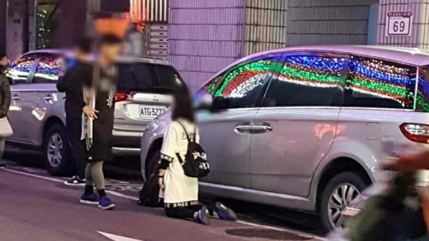 女孩向男孩下跪?真相讓人超羨慕 網友:還好有看到最後