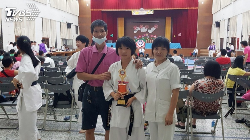 國三女苦練空手道 鼓舞癌父為她活下去