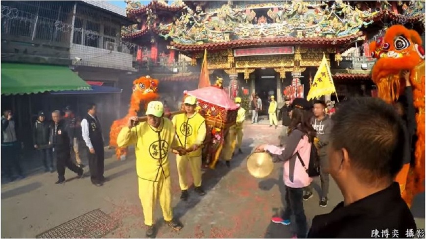 白沙屯媽祖顯靈?轉彎處2電線桿危險 鑾轎衝撞指示移除