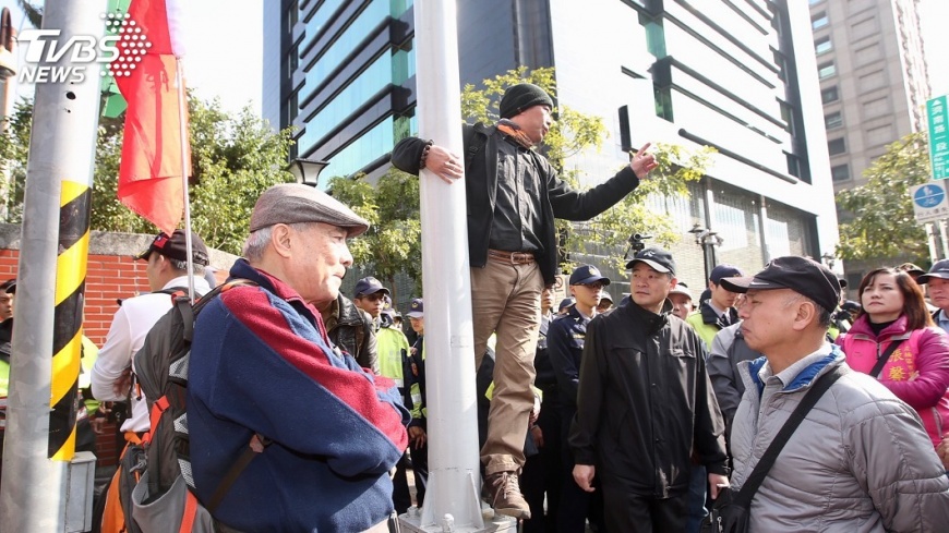 反年改團體衝撞立院 綠籲理性藍盼暫緩軍改