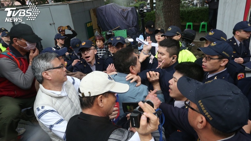 反年改群眾抗議 拆除燒毀獨派旗幟爆衝突
