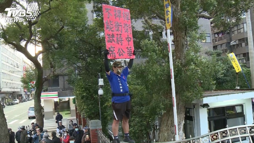 反年改濺血！退校摔昏迷　賴揆臉書關心「衛生紙之亂」