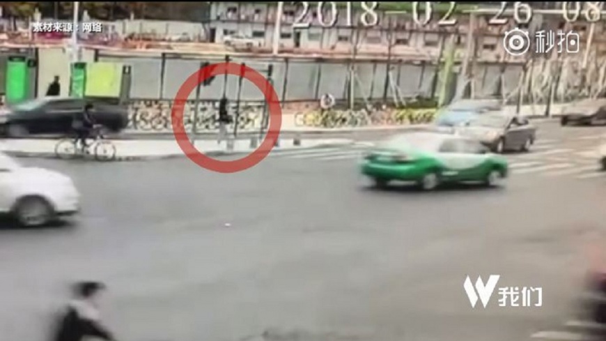 死神找上門!女在人行道停等紅綠燈 慘遭計程車撞死