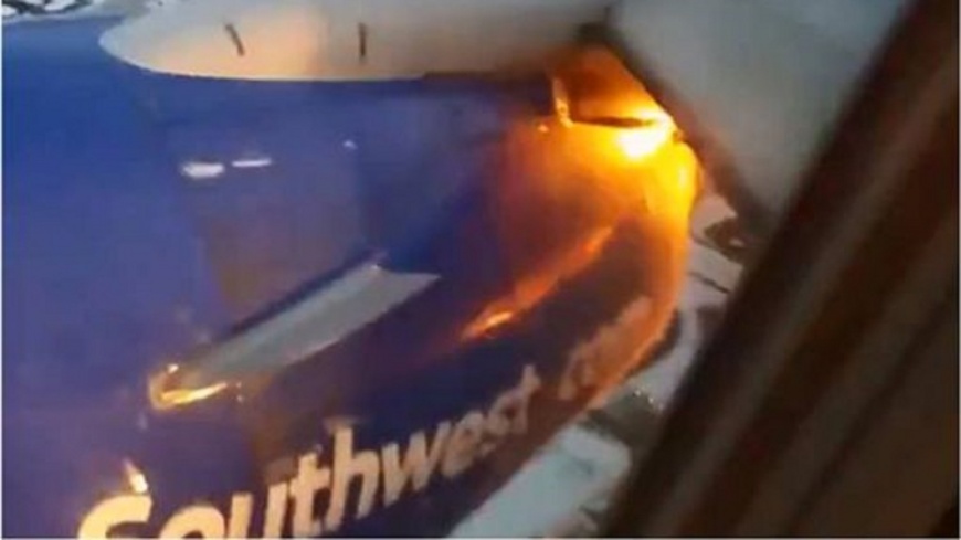 驚險!飛機引擎空中噴火 乘客嚇瘋牽手禱告