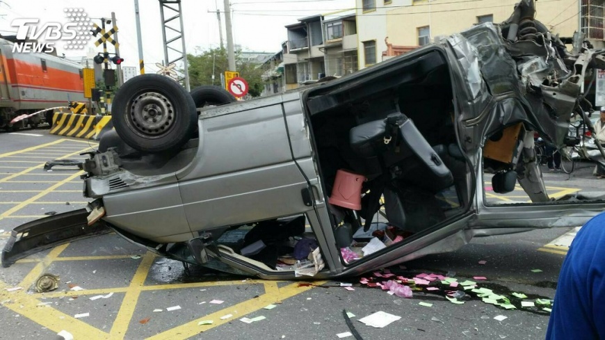 小汽車闖平交道 影響逾4000人
