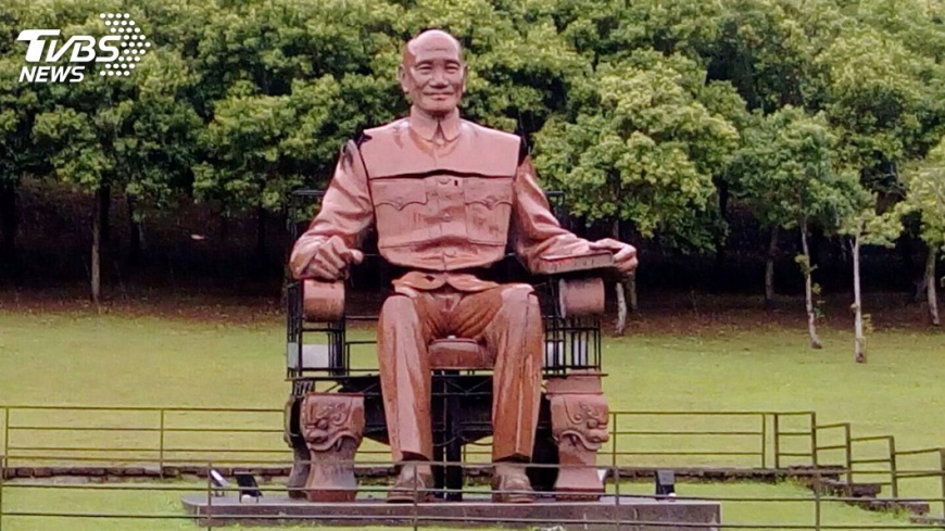慈湖陵寢遭潑漆 紀念雕像公園照常開放