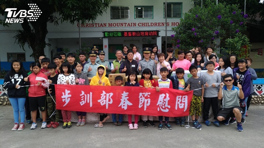 新春送愛! 步訓部六龜育幼院探院童