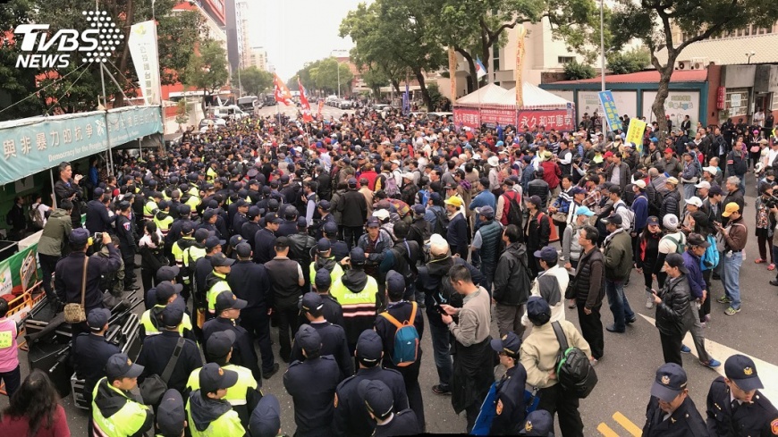 反軍改抗爭立院架拒馬 蔡其昌:不得不的措施
