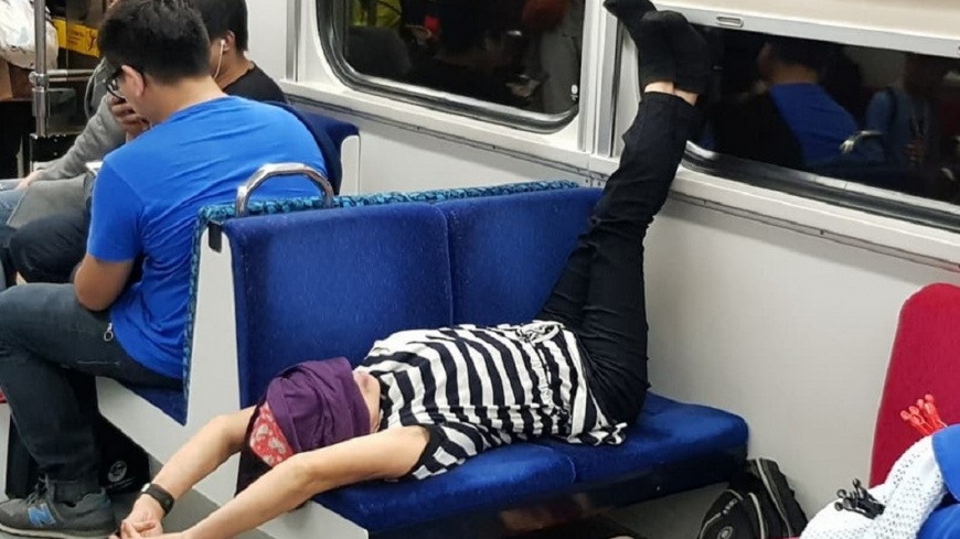 扯!大媽「L型抬腿」霸位 躺區間車遮眼睡覺