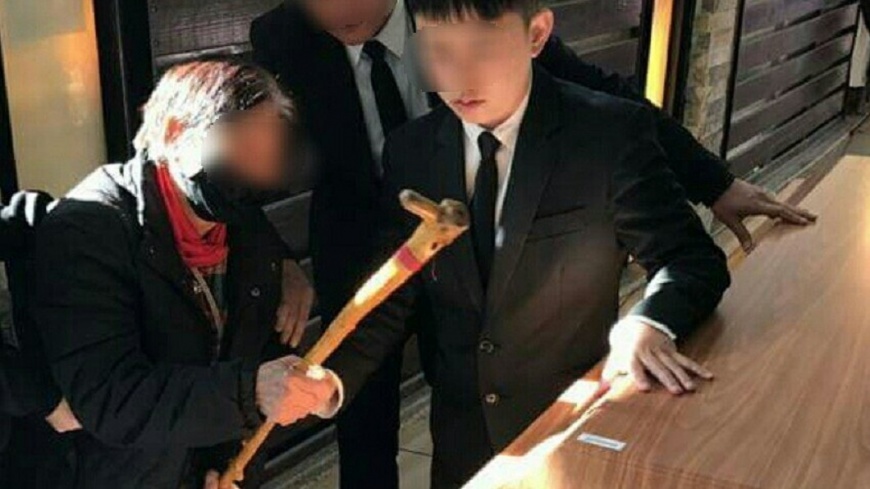 阿嬤拐杖敲棺送走孫女，場面讓網友也心碎。翻攝自／爆料公社