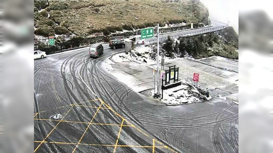 快訊/合歡山降冰霰 武嶺-遊客中心需雪鏈