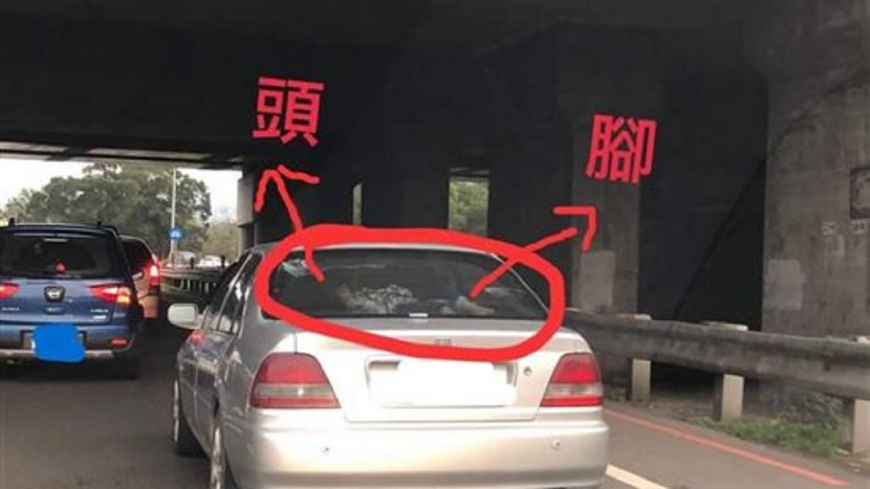 直到對方向網友揮手,才發現原來是一名活生生的小孩躺在上頭,但如此危險的動作,也讓網友痛批「這樣太危險」。