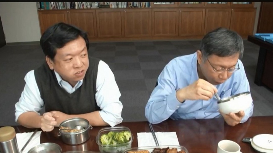 兩人在直播中聊到發放重陽敬老津貼的問題。翻攝／柯文哲臉書