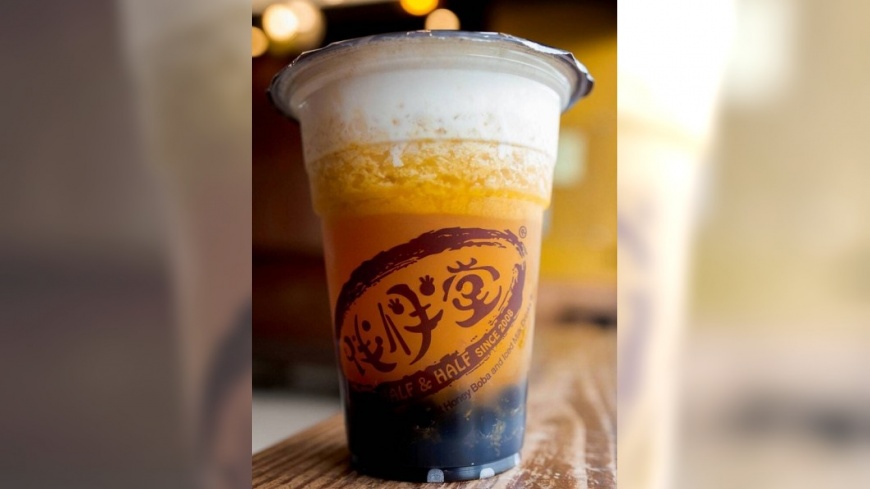 飲用「原創熱蜂蜜波霸」的好喝祕訣就是千萬別搖杯子。圖/伴伴堂提供